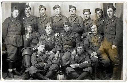 Andrej Gržina, roj .1902, med internacijo , v začetku druge vojne, sedi zadnji v vrsti desno